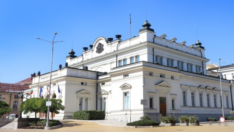 Шарен парламент при избори днес: Слави и ДБ вместо Патриотите