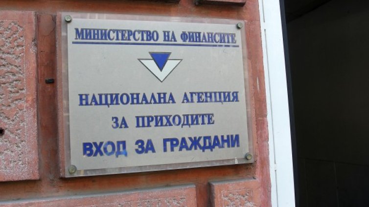 Кой в НАП ни брани от хакерите? Пожарникар, учител, стрелец...