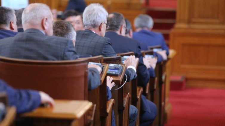 Сред бурен дебат и обвинения, попълниха състава на КРС