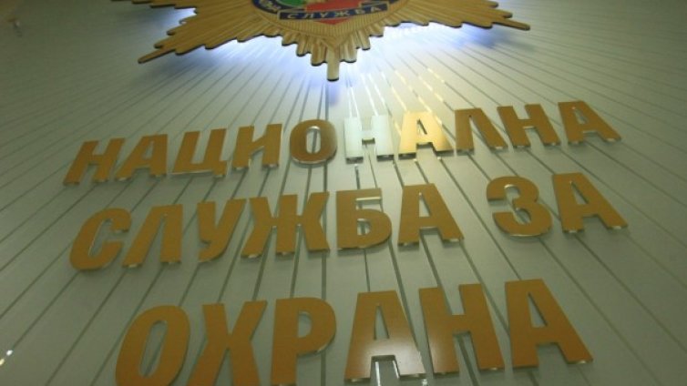 Куриер закачи бронята на кола на НСО