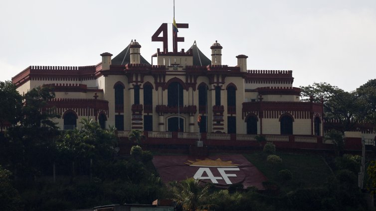 Венецуелската армия погреба войниците си, убити при операцията на САЩ 