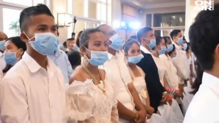 220 двойки на сватба във Филипините, но с... маски! 