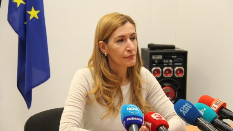 Ангелкова: Туристи ще възстановят средствата си, ако не пътуват