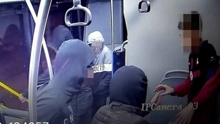 Четиримата към момчето в 404: Махай дрехите или ще те пребием!