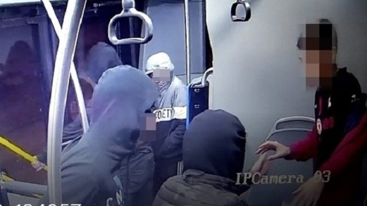 Освободиха нападателите, съблекли момче в автобус