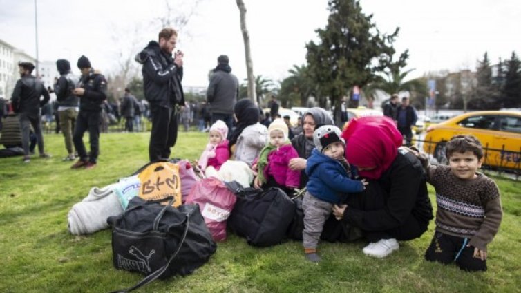 Бежанците, тръгнали към Европа &ndash; блокирани на границата 