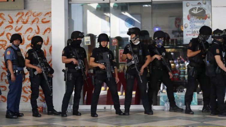 Въоръжен държи 30 души за заложници във Филипините