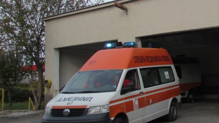 Микробус удари кола в Балчик, тя блъсна пешеходец