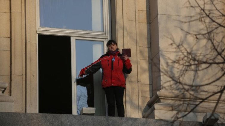 Медсестри на перваза на парламента, търпението им свърши &ndash; искат оставка