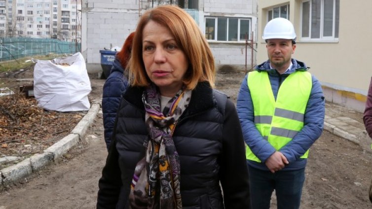 Фандъкова: Основна задача е осигуряването на медиците