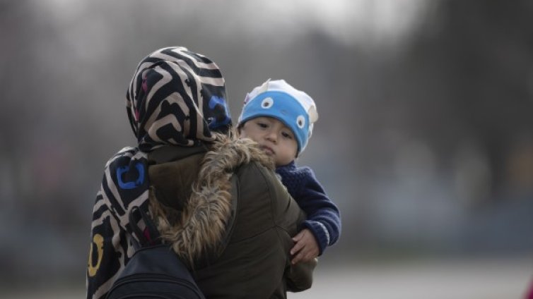 За да се върнат у дома: ЕС дава 2000 евро на мигрантите в Гърция