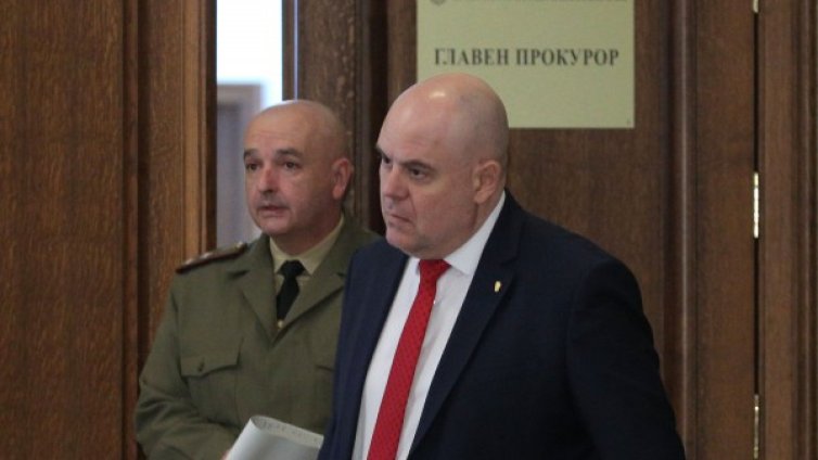 Масови проверки за спекула с лекарства и основни хранителни стоки