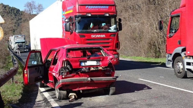 Тежка катастрофа край Девня, камион размаза лек автомобил