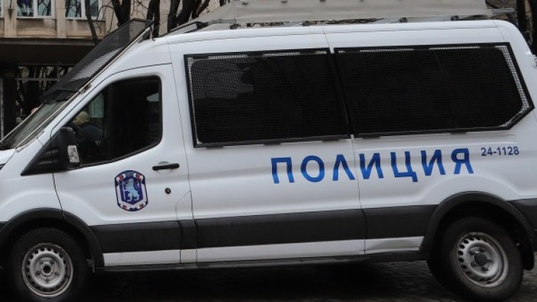 Затворник забрави да се върне "на топло", спипаха го в магазин