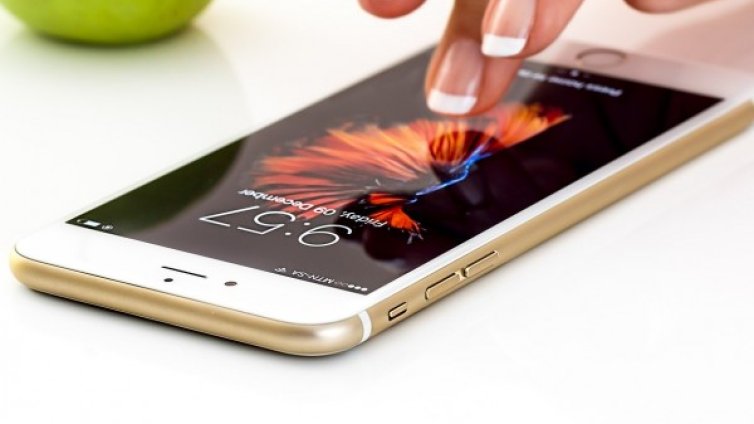 Apple ограничи продажбата на телефони