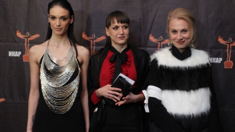 Отговорни вкъщи: Луиза прави къпкейкове за ЧРД на мъжа си