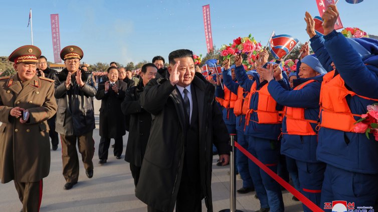 Ким Чен Ун с леко предупреждение към Тръмп: Тества нови балистични ракети 