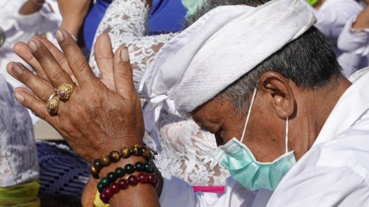 Повече от 300 000 души са заразени с COVID-19