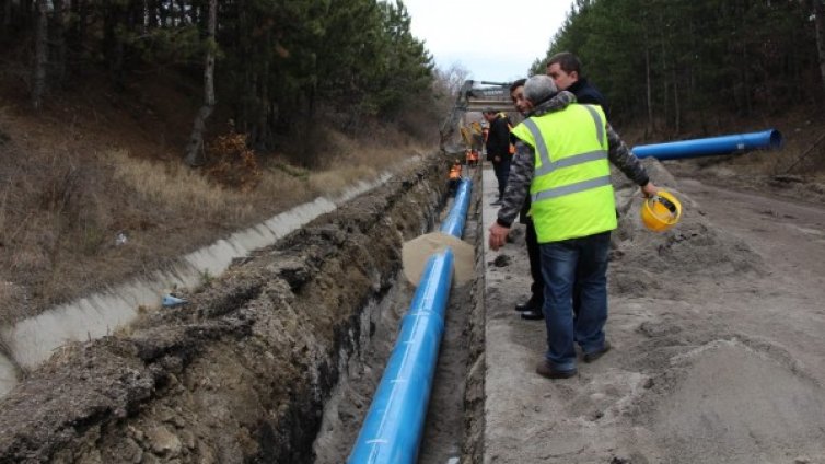 "Спешният" водопровод за Перник отново се спука 