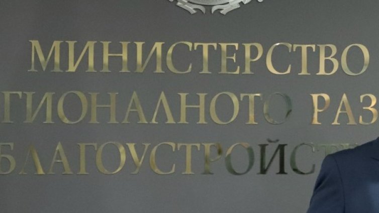 МРРБ пренасочва над 40 млн. лева за респиратори и тестове
