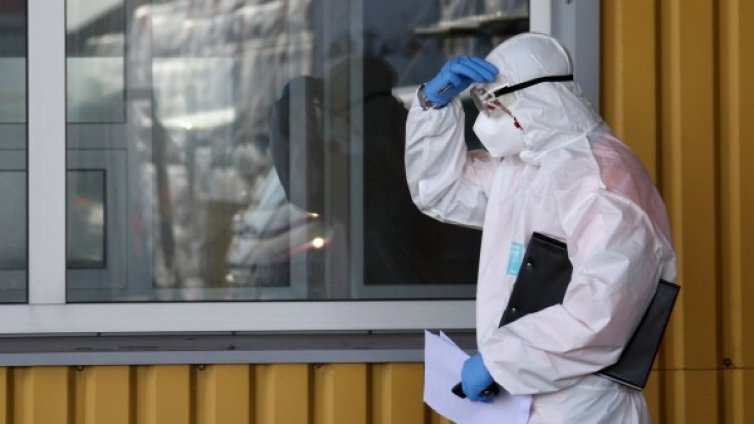 Китай отпуска мерките, а Европа и САЩ затягат режима