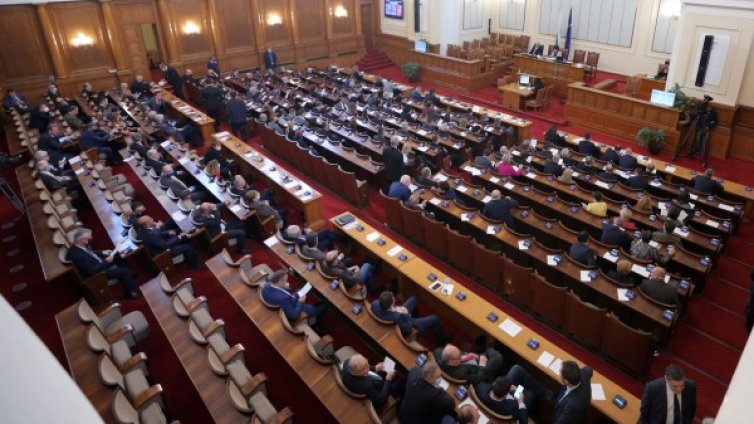 Няма абдикация от парламентаризма, от БСП трупат дивиденти