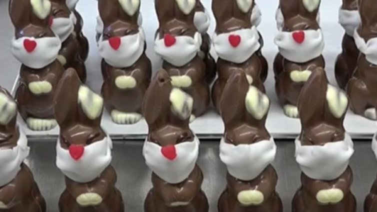 Швейцария прави великденски зайци с маски 