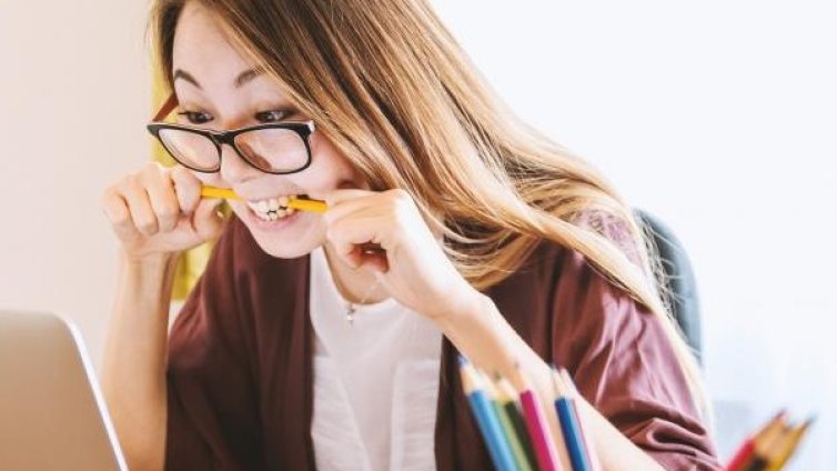 Продължителното стоене пред компютър ни вреди. Ето как?