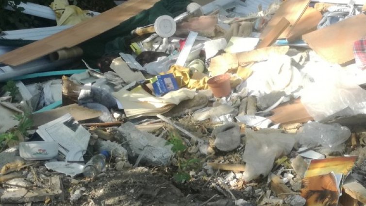 Полицията в Перник откри документи, изхвърлени на сметище 