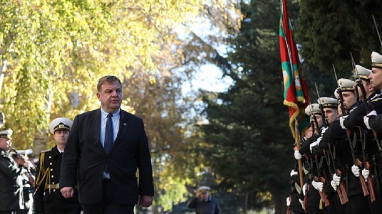 Каракачанов към Нинова: Всеки некадърен политик първо посяга на армията