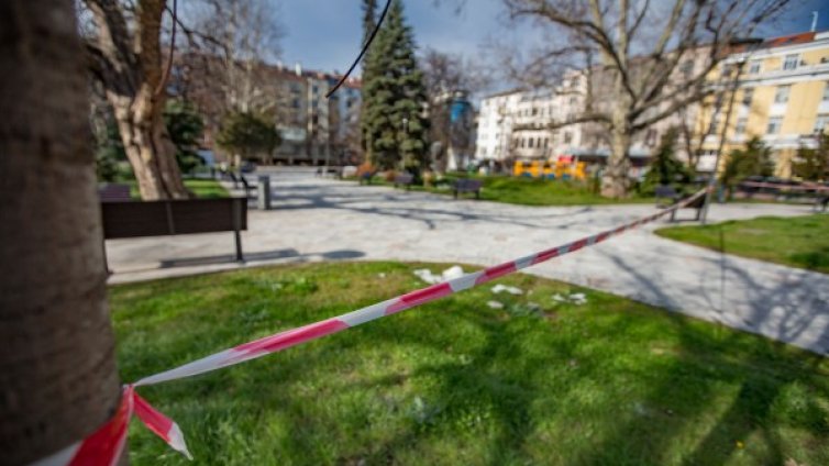 Полицейски ленти и патрули &ndash; нова седмица в плен на COVID-19