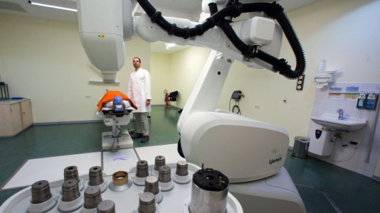 Лекари в Плевен оперираха жена със съмнение за COVID-19 с робот