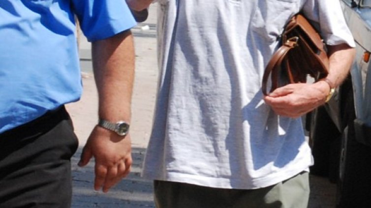 Мъж сви чантичка с документи и пари, арестуваха го за минути