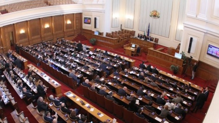 Караянчева свиква извънредно заседание на НС на 14 април