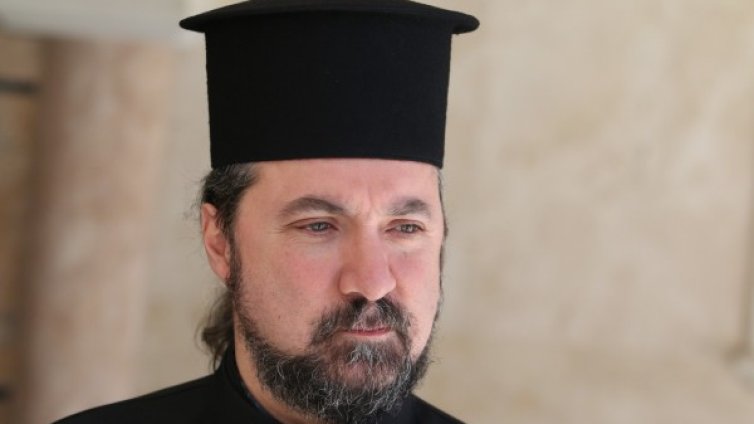 Отец Василий: Хората могат да се помолят пред иконите вкъщи