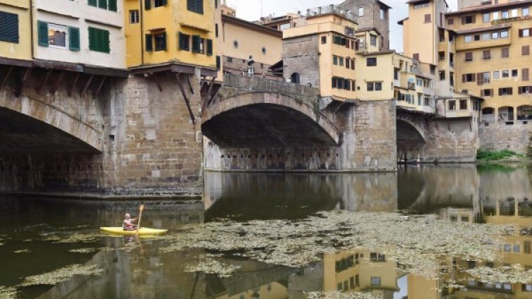 Глобиха мъж във Флоренция, отишъл на пазар с кану