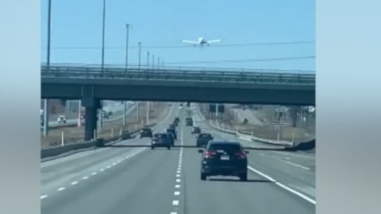 Самолет се приземи на магистрала до Квебек