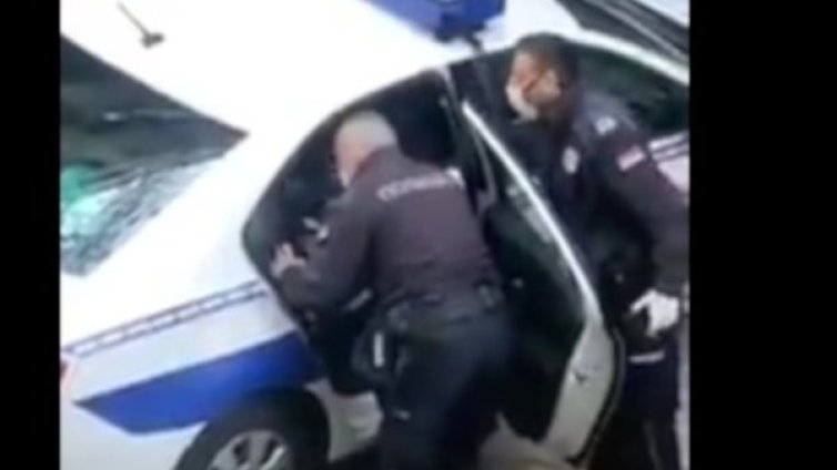 Полицай удря мъж в патрулка, ще го разследват