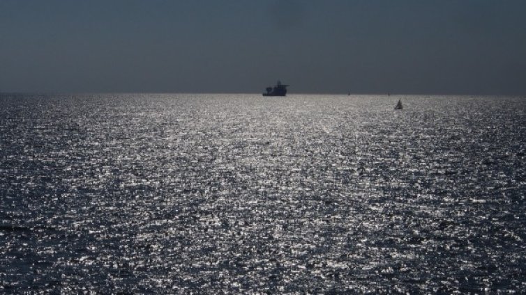 Кораб с български моряци е нападнат от пирати, има заложници