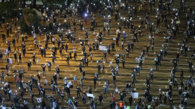 Пандемията не спира израелци да протестират, но с 2 м дистанция