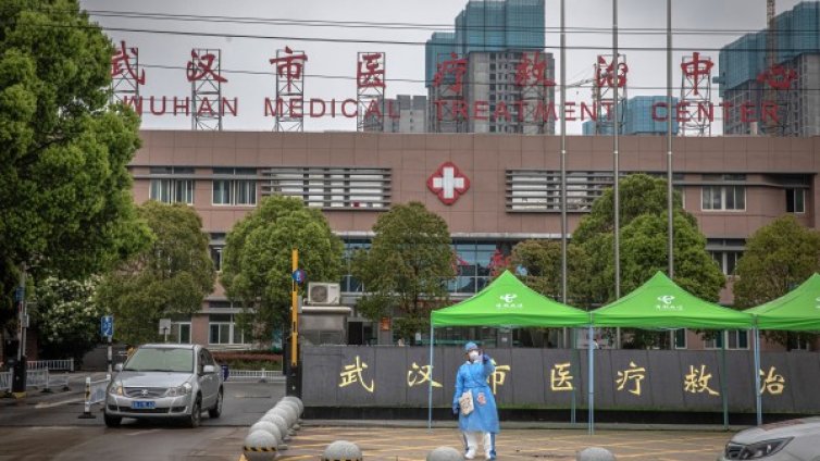 След месец интубация двама се събудиха с потъмняла кожа