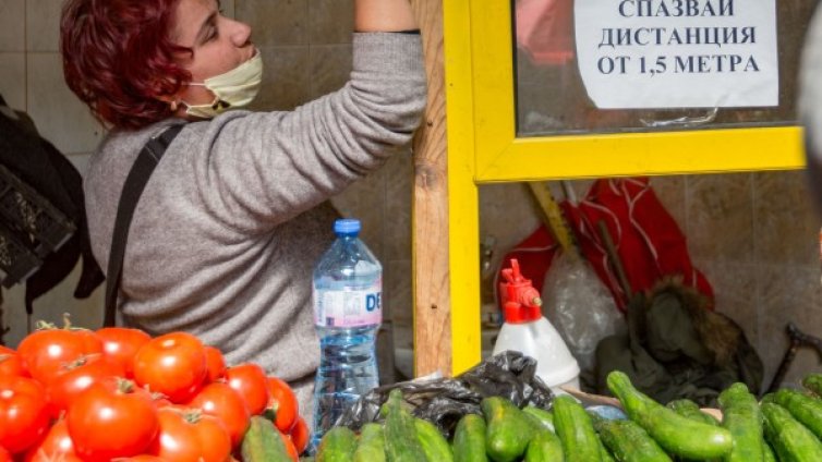 Стотици килограми продукция от пазарите отива на боклука 