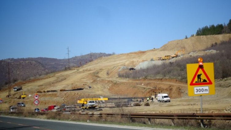  Движението по АМ "Струма" е затруднено заради катастрофа 