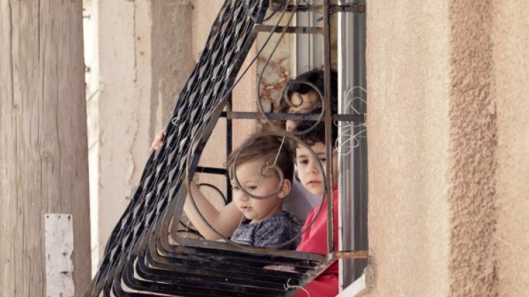 Децата по-дълго остават източник на зараза с коронавируса