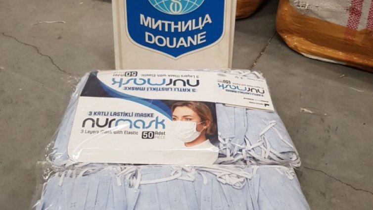 Митниците дават на БЧК 103 000 конфискувани маски за лице
