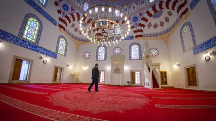 Рамазан в пандемия: Без колективни молитви, по един в джамията