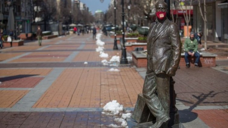 Носенето на маски задължително до 13 май, нареди с нова заповед Ананиев