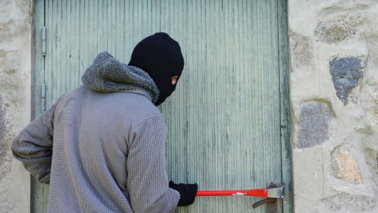 Заловиха крадците, ограбили 88-годишна жена от Дъбово