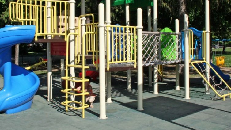 В Стара Загора ще дезинфекцират детските площадки, подменят и пясъка