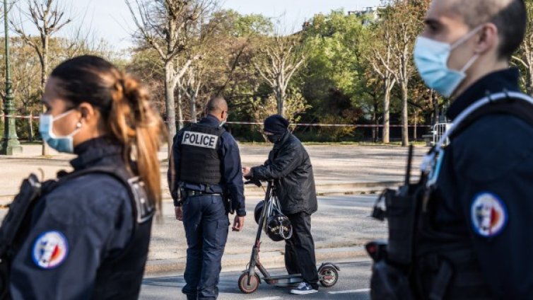 Четирима мними полицаи във Франция измъкнали ?25 000 с "проверки"